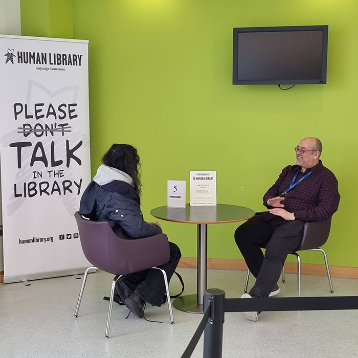 Thư viện Con người thu hút sự quan tâm của đông đảo công chúng nhờ ý nghĩa nhân văn của nó - Ảnh: The Human Library