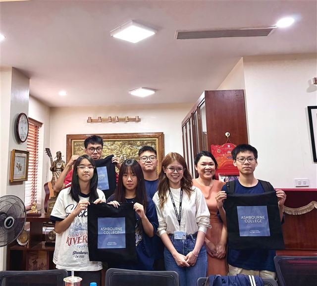 Quốc Tế Việt & Ashbourne College tổ chức thành công buổi Seminar học bổng Anh Quốc dành cho học sinh Trường THPT Chuyên Ngoại Ngữ