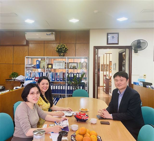 Đại diện Trường Đại học Kinh tế - Luật Osaka tới thăm Quốc Tế Việt