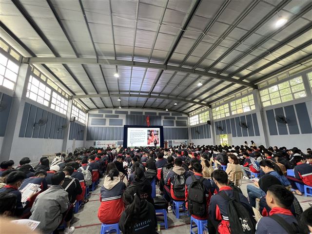 Chương trình hướng nghiệp dành cho học sinh lớp 12 trường THPT Hồng Đức