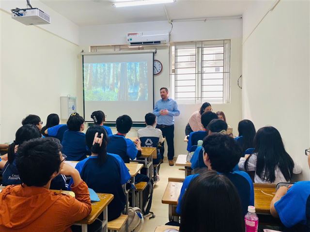 Đại diện Ashbourne College và Quốc Tế Việt thăm và làm việc tại Trường THCS Ngoại Ngữ và Trường THPT Chuyên Ngoại Ngữ