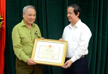 Cụ ông 82 tuổi đỗ tốt nghiệp nhận bằng khen của Bộ trưởng Giáo dục